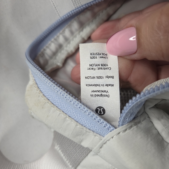 Lululemon Bag Womens OS Mini Silver Nylon Zip Inner Pocket Adjustable Belt - Picture 7 of 10